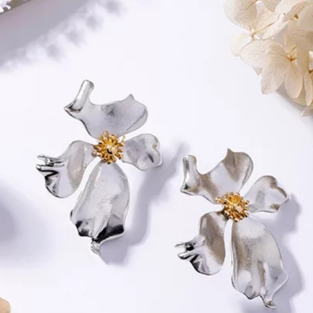 ♡Octavia♡ Silver Post Earrings - Picture 3 of 3